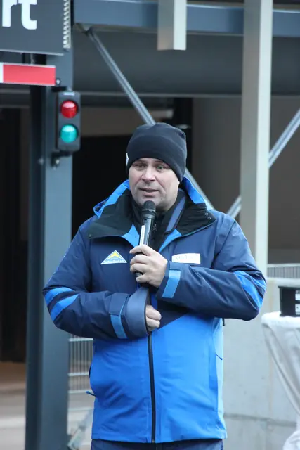GF Michael Schöpf: "Eine klare Komfortsteigerung wurde nun hier bei der Waldbahn geschaffen!" | Foto: Schwarz