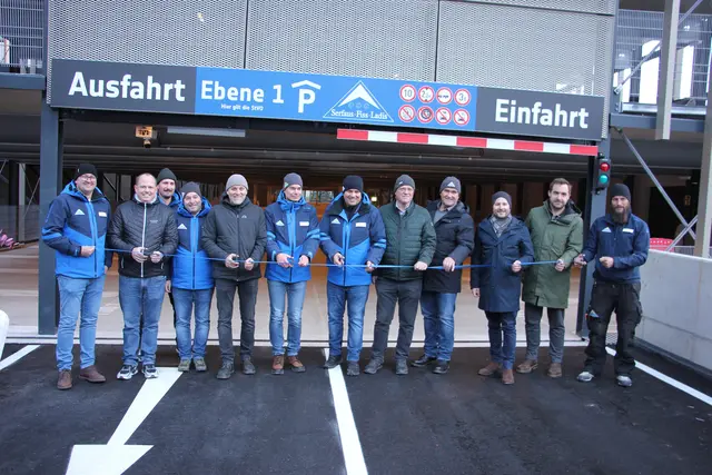 Freuten sich über das gelungene Parkhaus bei der Waldbahn Fiss: GF Christof Schalber, BGM Serfaus Karl Heymich, Christian Zangerl, GF Martin Pregenzer, Architekt/Planer Hannes Hotz, GF Stefan Mangott, GF Michael Schöpf, Vize BGM Fiss Franz Geiger, BGM Ladis Hans Pittl, Daniel Zangerl, Johannes Hansen, Georg Köhle (v.l.). | Foto: Schwarz