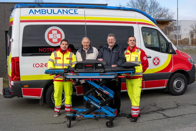 Die neue elektrohydraulische Fahrtrage der Firma Stollenwerk entlastet körperlich Mitarbeiter und Mitarbeiterinnen. | Foto: Samariterbund Burgenland