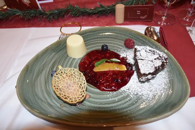 Trio von der Schokolade mit weißer Panna Cotta, dunkler Schokotarte, hausgemachtem Schokoeis und Beeren-Punschröster. | Foto: Alexandra Goll
