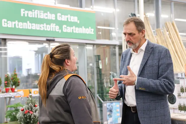 Michalitsch interessierte sich brennend für die Anliegen der Mitarbeiterin. | Foto: AK Burgenland