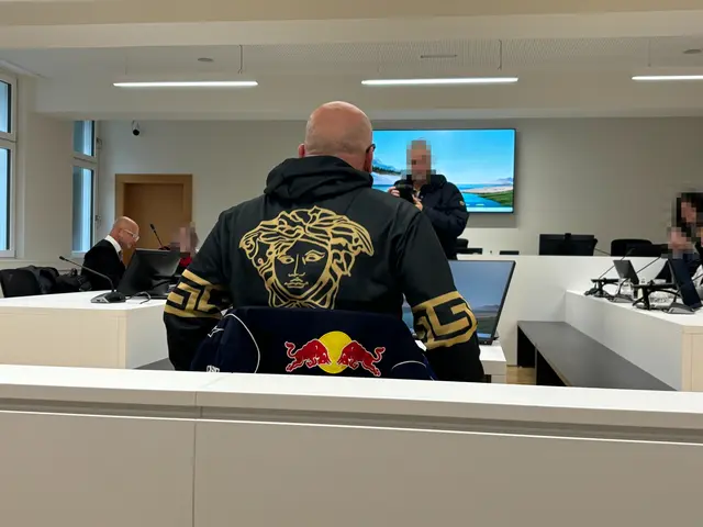 Am Freitagvormittag musste sich Waltraud P. wegen des Versendens NS-verherrlichender Dateien vor Gericht verantworten.  | Foto: Ronja Reidinger/MeinBezirk