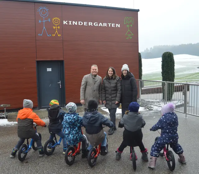Die Begeisterung über die gespendeten Laufräder ist groß. | Foto: Gemeinde Höhnhart