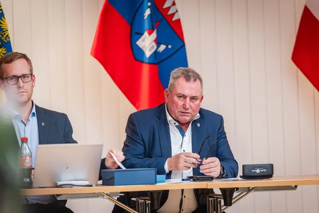 Gemeindemitarbeiter Bernhard Jeitler-Haindl und Bürgermeister Bernhard Karnthaler (ÖVP). | Foto: Marktgemeinde Lanzenkirchen