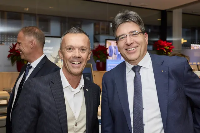 Auch der Bezirksstellen-Leiter der Wirtschaftskammer in Landeck, Mag. Otmar Ladner, kam zur Eröffnung. Hier im Austausch mit Sparkassen-Vorstand Markus Scheiring. | Foto: Christoph Noesig PHOTOGRAPHY