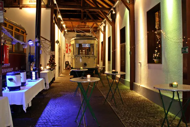 Zwischen historischen Tramway-Fahrzeugen Punsch genießen. | Foto: Club Florianerbahn