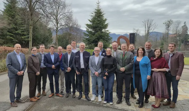 Ein historischer Moment nach der Unterzeichnung der finalen Unterlagen zum Tourismusverband Salzkammergut: AufsichtsrätInnen, Geschäftsführerinnen, Vorsitzenden der Salzkammergut-Regionen mit dem Aufsichtsratsvorsitzenden der Salzkammergut Marketing GmbH Norbert Speer. | Foto: STMG/Sigi Zink