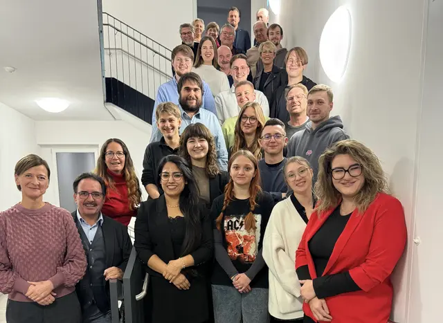 Erinnerungsfoto der Absolventen mit SPÖ-Bezirksvorstands-Mitgliedern. | Foto: SPÖ