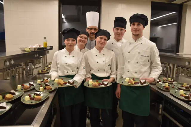 en krönenden Abschluss setzte ein Trio von der Schokolade mit weißer Panna Cotta, dunkler Schokotarte, hausgemachtem Schokoeis und Beeren-Punschröster. | Foto: Alexandra Goll