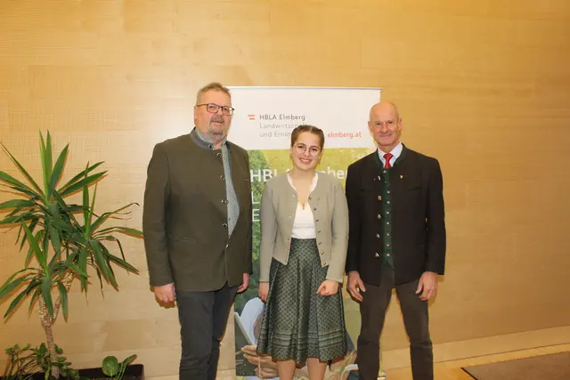 Die feierliche Ehrung mit Landesjägermeister Herbert Sieghartsleitner (rechts) und Bezirksjägermeister Christian Pfistermüller aus Linz 
 | Foto: HBLA Elmberg