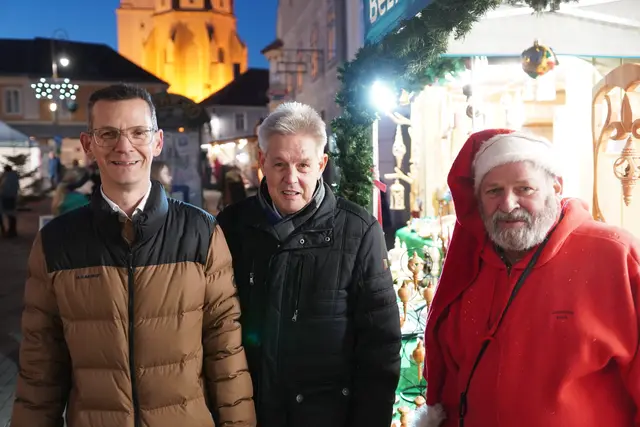 Bürgermeister Peter Teix und LA Hermann Hauer ließen sich mit dem Holzwurm Kurtl ablichten.