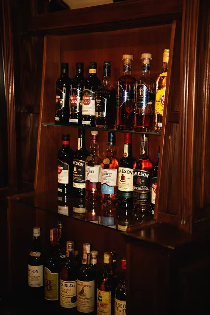 Zur Zigarre gehört auch Hochprozentiges, wie etwa Rum, Cognac oder Whisky. | Foto: la'ver studio