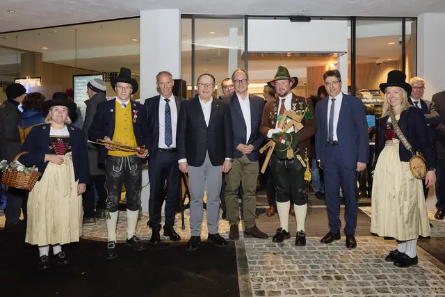 Im Zuge der Eröffnung der neuen Filiale wurden die Musikkapelle und Schützenkompanie Ischgl mit einer Zuwendung von Seiten der Sparkasse Imst Privatstiftung bedacht. Obmann Dietmar Walser und Hauptmann Christian Vogt nahmen diese entgegen. | Foto: Christoph Noesig PHOTOGRAPHY