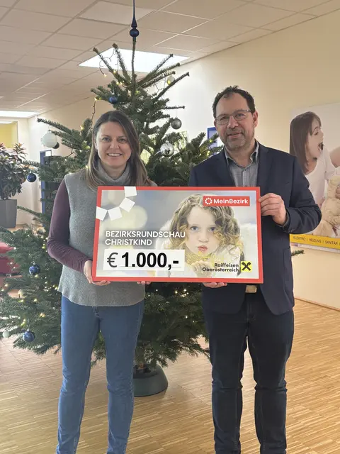 Gudrun Richter von der GEG übergibt den Spendenscheck an MeinBezirk Salzkammergut-Geschäftsstellenleiter Klaus Autengruber. | Foto: GEG