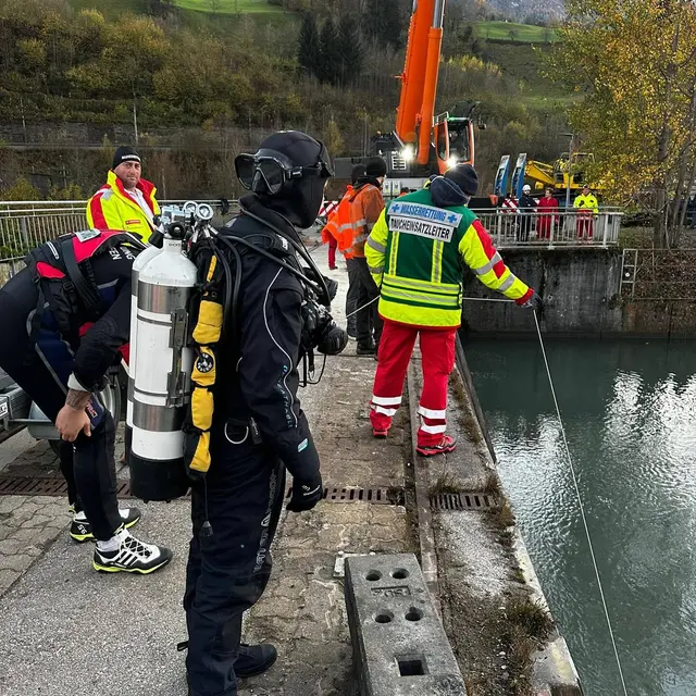 Die 156 Retterinnen und Retter suchten auch nach vermissten Personen in der Salzach. | Foto: Wasserrettung Pongau