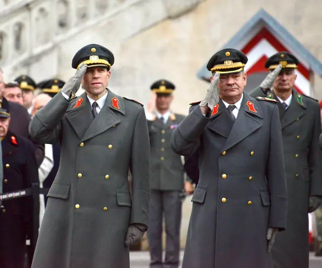 Generalmajor Karl Pronhagl (rechts vorne) übergab nach neuneinhalb Jahren als Kommandant der Militärakademie das Kommando an seinen Nachfolger Brigadier Philipp Segur-Cabanac (neben ihm).
 | Foto: Sascha Trimmel