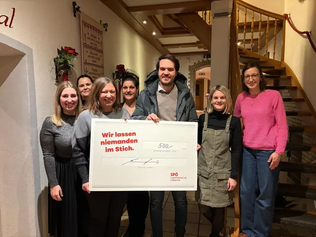 SPÖ-Klubobmann-Stv. Luca Burgstaller bei der Übergabe der 500-Euro-Spende an das engagierte Team der AVS-Tagesstätte in Hermagor. | Foto: SPÖ