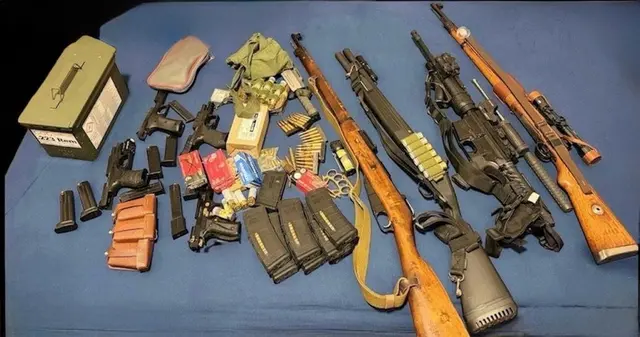 Die Berufsrettung stolperte bei einem Einsatz in einer Hernalser Wohnung über ein ganzes Waffenarsenal. | Foto: LPD Wien