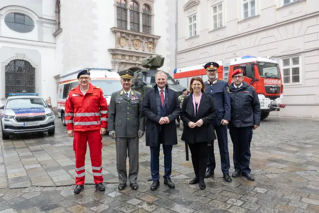 Von links: Landesrettungskommandant Reinhard Schmidt, Militärkommandant Dieter Muhr, Landeshauptmann Thomas Stelzer, Landesrätin Michaela Langer-Weninger, Landespolizeidirektor Andreas Pilsl, Landesfeuerwehrkommandant Robert Mayer. | Foto: Land OÖ/Haag
