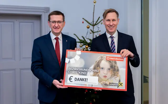 Wirtschaftslandesrat Markus Achleitner übergab den symbolischen Spendenscheck für eine großzügige Unterstützung der MeinBezirk OÖ-Charityaktion BezirksRundSchau Christkind an Chefredakteur Thomas Winkler. | Foto: MeinBezirk/Thomas Siegl