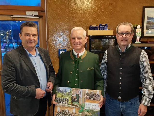 Altbürgermeister Robert Binder ein Achtziger, am Foto mit Bürgermeister Egon Höll und Gemeindevorstand Stefan Gamsjäger | Foto: Peter Perstl