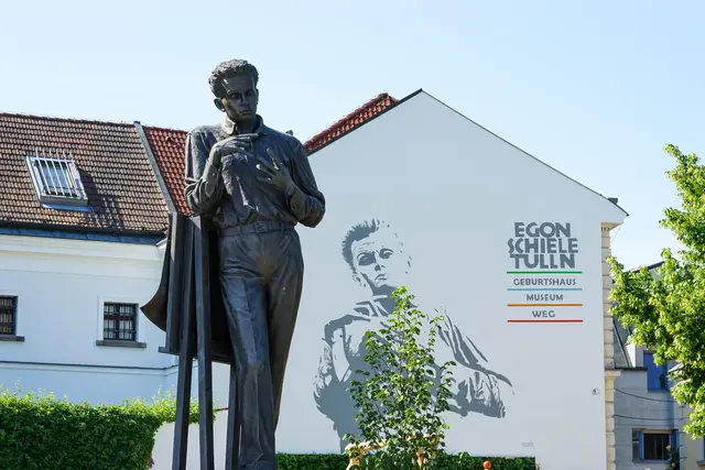 Egon Schiele Museum mit Denkmal | Foto: NÖ Museum Betriebs Gmbh/Daniela Holzer