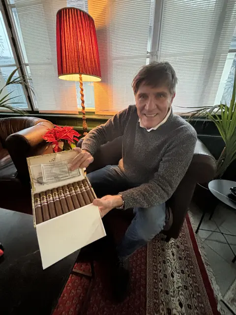 Günter Liska, Betreiber des Turnauer Zigarrenklubs, ist Kunsthändler in Wien und hat den Hang zum Genießen; Zigarren rauchen gehört für ihn einfach dazu. | Foto: MeinBezirk/Angelika Kern