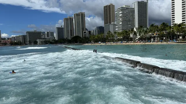 Waikiki / Honolulu / Hawaii: Schutzmauern vor dem Strand