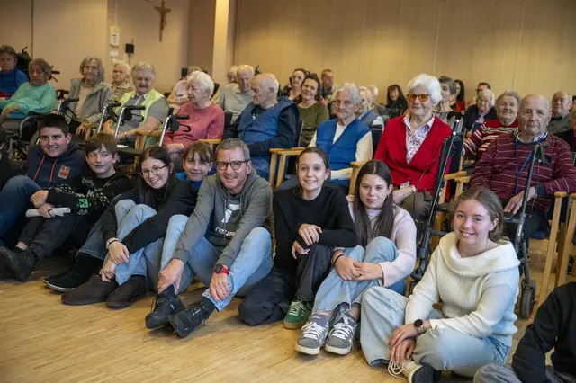 Die 3b der Sportmittelschule mit Lehrer Thomas Kühberger. | Foto: Josef Pils
