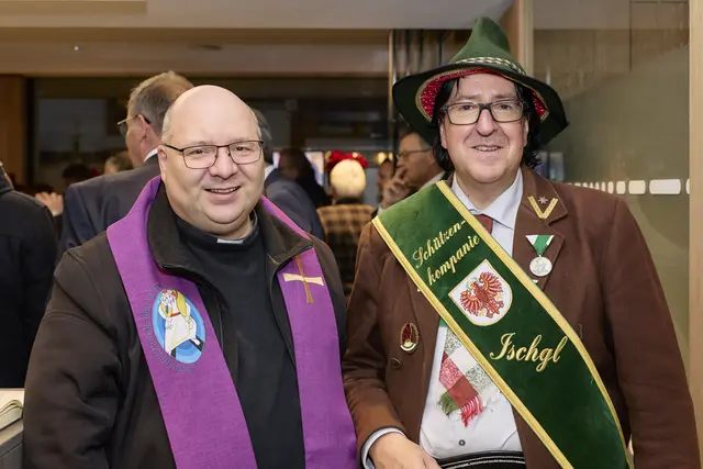 Pfarrer Bernhard Speringer mit Kundenbetreuer Markus Felderer, welcher für den offiziellen Teil den Anzug gegen seine Schützentracht tauschte. | Foto: Christoph Noesig PHOTOGRAPHY