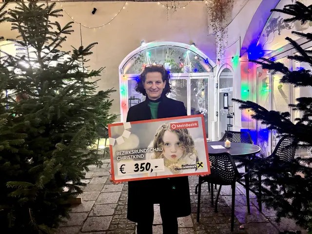 HP23-Geschäftsführerin Iris Mayr erhöhte die Spendensumme für die BezirksRundSchau Christkind-Aktion kurzerhand auf 350 Euro. | Foto: MeinBezirk/Gschwandtner