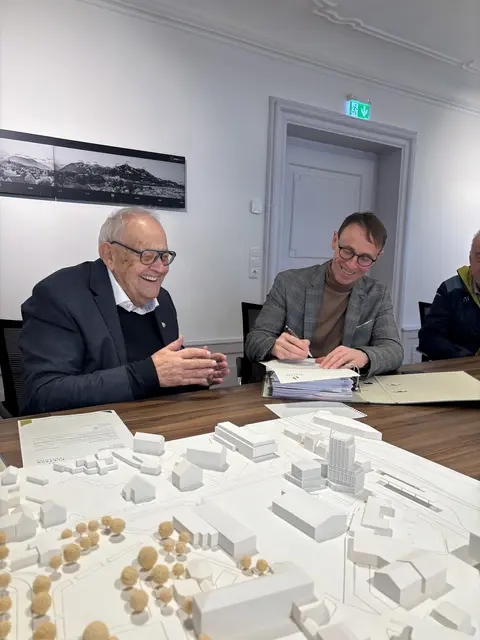 Toni Pletzer freute sich sichtlich, als ihm Bgm. Günter Salchner die Entgegennahme der Einreichunterlagen bestätigte. | Foto: MeinBezirk/Günther Reichel