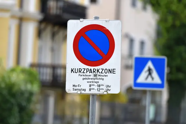 Die Parteien fordern, die bestehende Kurzparkzone von Montag bis Freitag auf Montag bis Samstag, 9 bis 22 Uhr, auszuweiten. (Symbolbild) | Foto: Spitzi/Smarterpix