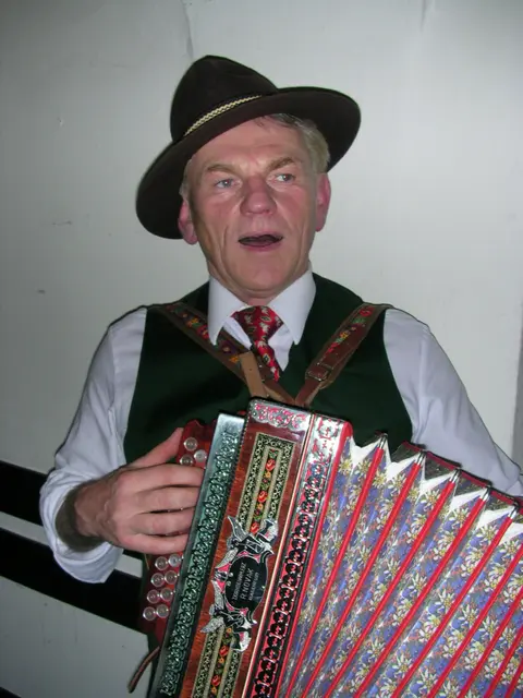 Hat jedes Jahr zu den Rauhnächten viel um die Ohren: Sauwaldlegende, Quetsch‘nspieler und Rauhnachtsänger, der legendäre Sauwaldmusiker Franz Ruhmannseder aus Münzkirchen. | Foto: Franz Gruber