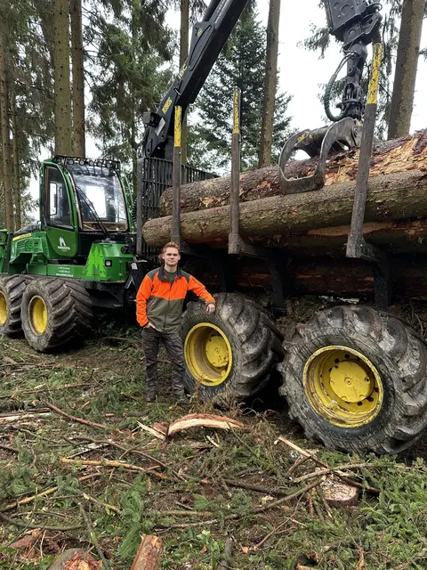 Der Forwarder von John Deere übernimmt den sicheren Abtransport  – auch in anspruchsvollem Gelände.  