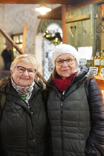 Christine Freyler und Brigitte Rabel freuten sich über eine weihnachtlich dekorierte Innenstadt.