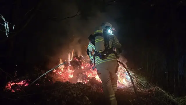 Gelagertes Grad und Sträucher fingen Feuer. | Foto: FF Ried