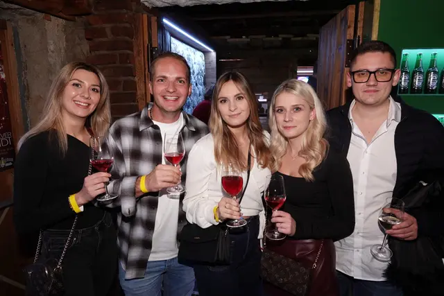 Das der Schlagerstar nicht nur bei der älteren Generation überaus beliebt ist, zeigte diese Gruppe. | Foto: MeinBezirk/Michael Blinzer