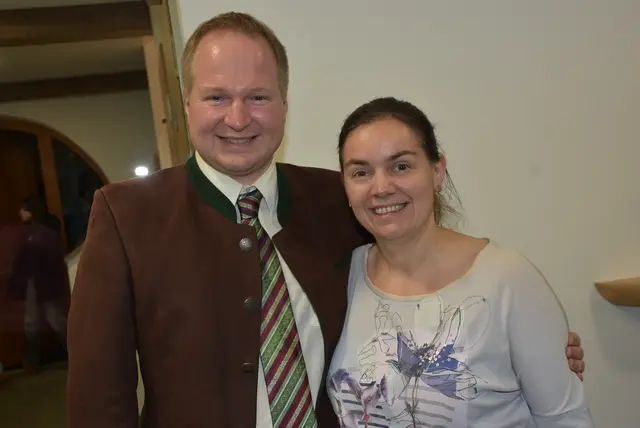 Der neue Bürgermeister Martin Lugfer mit Gattin Fabiola Gattringer.  | Foto: Zinterhof
