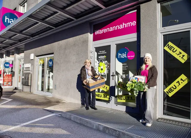 „Danke für Ihre Unterstützung“: HAI-Chefin Michaela Gadermayr und Bettina Affritsch (fair-kauf Secondhand) vor der neuen Warenannahme. | Foto: HAI