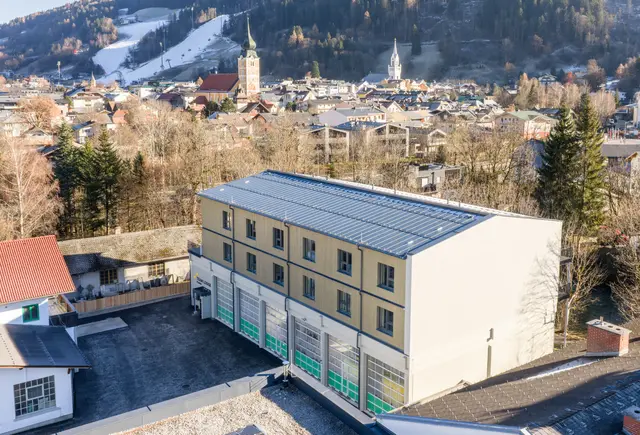 Auf der Busgarage der Planai-Flotte wurden 24 Wohnungen für die Mitarbeiterinnen und Mitarbeiter errichtet. | Foto: Harald Steiner