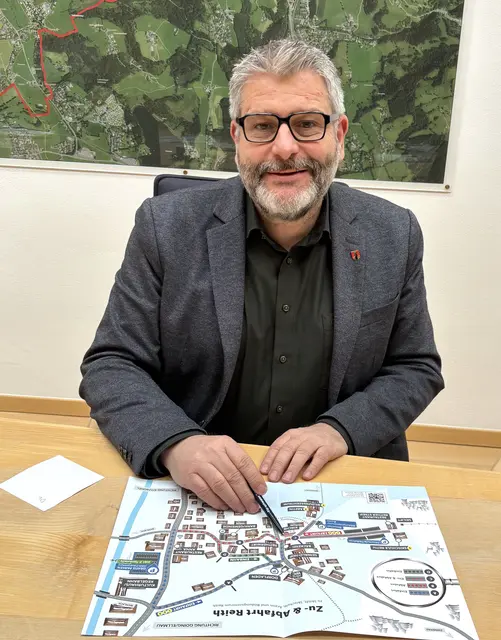 Bgm. Stefan Jöchl erklärt die Verkehrsregelung. | Foto: Nikolaus Kogler
