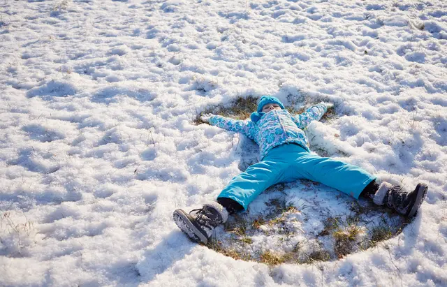 Ob es heuer zu Weihnachten die Möglichkeit gibt, zum Schneeengel zu werden? | Foto: mavoimages/Smarterpix