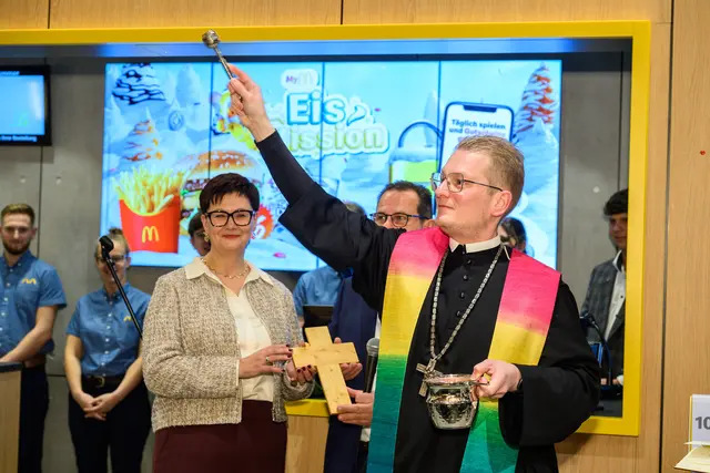 Abt Ludwig Wenzl weihte das neue McDonald’s Restaurant in Melk. | Foto: McDonald’s Österreich