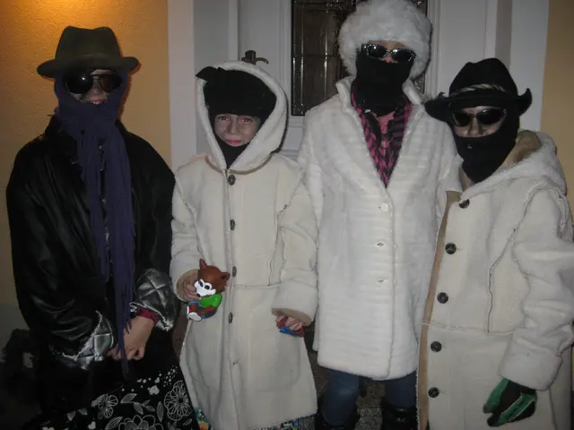 Bei Einbruch der Dunkelheit gehen dann die verkleideten „Rauhnachtler“ von „Haus zu Haus“. | Foto: Franz Gruber