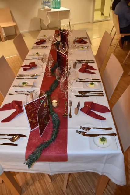 Liebevoll gedeckte Festtafel mit Namenskärtchen und gefalteten Servietten. | Foto: Alexandra Goll