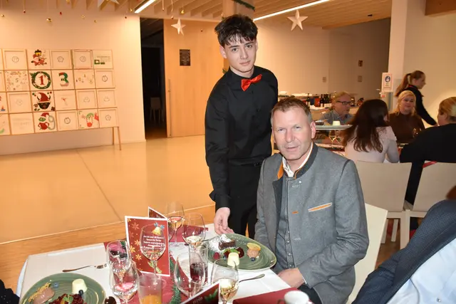Bürgermeister Stefan Lang ist von den Leistungen der Schüler und vom Essen begeistert. | Foto: Alexandra Goll