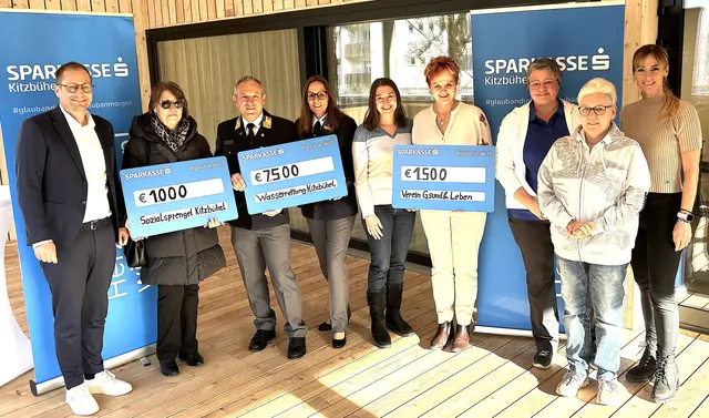 Die Übergabe der Weihnachtsgaben erfolgte im neuen Sparkassen-Achenquartier.