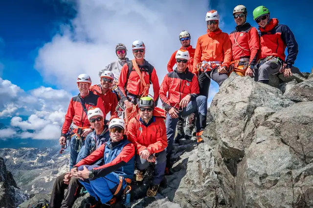 Die zwölf Bergretter aus Windischgarsten am Gipfel des Piz Berninas angekommen.  | Foto: BRD Windischgarsten