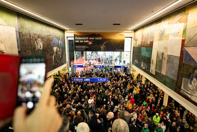Der Klagenfurter Hauptbahnhof war nach der Ankunft des Premierenzugs voll. | Foto: ÖBB